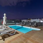Veintidos, Vila