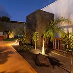Veintidos, Villa